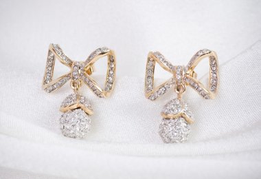 Beyaz arkaplanda güzel mücevherler