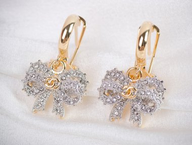 Beyaz arkaplanda güzel mücevherler