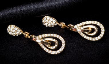 Siyah arkaplanda altın mücevherler