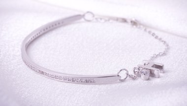 Beyaz arkaplanda güzel mücevherler