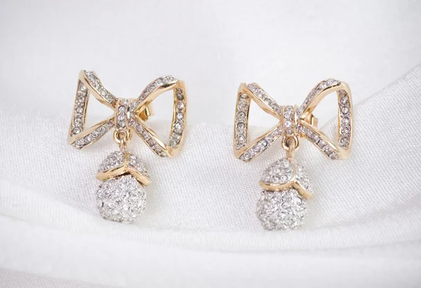 Beyaz arkaplanda güzel mücevherler