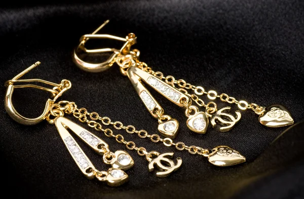 Siyah arkaplanda altın mücevherler — Stok fotoğraf