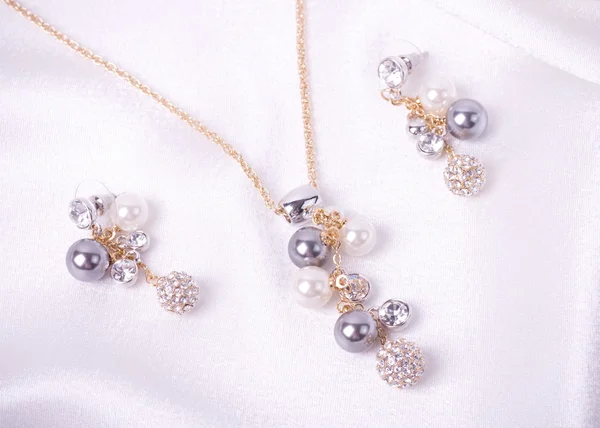 Beyaz arkaplanda güzel mücevherler — Stok fotoğraf