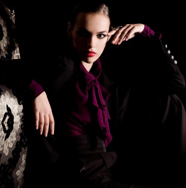 Güzel genç bir kadının portresi.