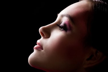 Güzel genç bir kadının portresi.