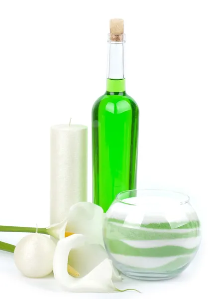 Beauty-Wellness-Öle und Salz mit weißen Callas auf weißem Hintergrund — Stockfoto