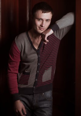 Mutlu ve yakışıklı genç adamın uzun bir portresi.