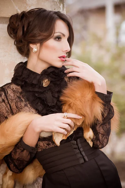 Ritratto di una bella giovane donna in pelliccia . — Foto Stock