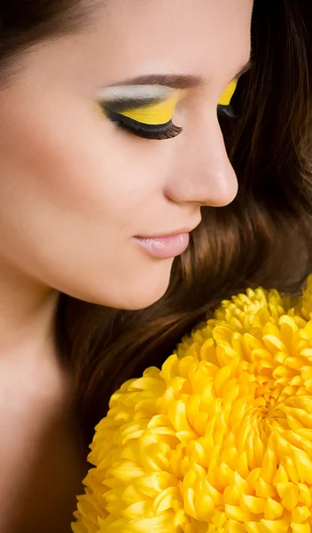 Portret van een mooie jonge vrouw met make-up — Stockfoto