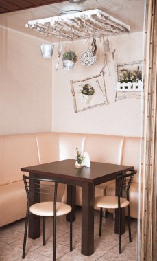 kapsanan tablolar, ahşap mobilyalar ile modern Restoran iç