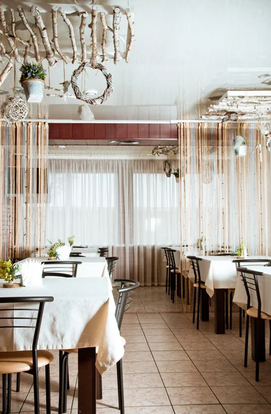 Wnętrze nowoczesna restauracja z pokryte tabele, drewniane meble — Zdjęcie stockowe