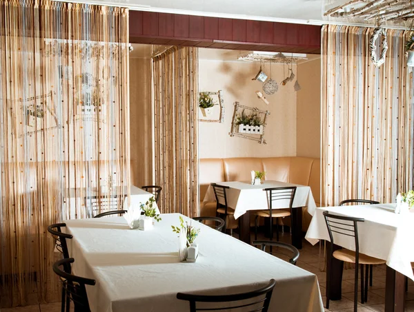 Intérieur du restaurant moderne avec les tables couvertes, meubles en bois — Photo