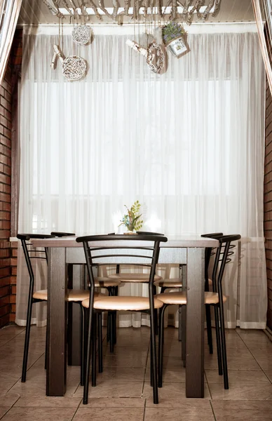 Interior do restaurante moderno com as mesas cobertas, móveis de madeira — Fotografia de Stock