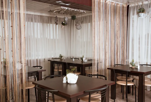 Wnętrze nowoczesna restauracja z pokryte tabele, drewniane meble — Zdjęcie stockowe