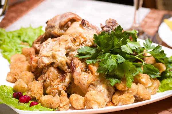 Coniglio arrosto e guarnire verdure sul piatto bianco — Foto Stock