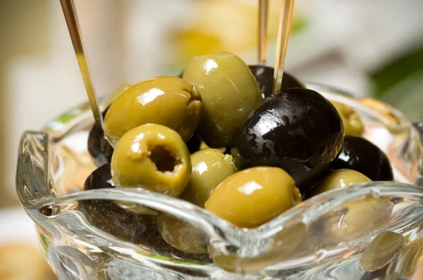 Оливки в стакане — стоковое фото
