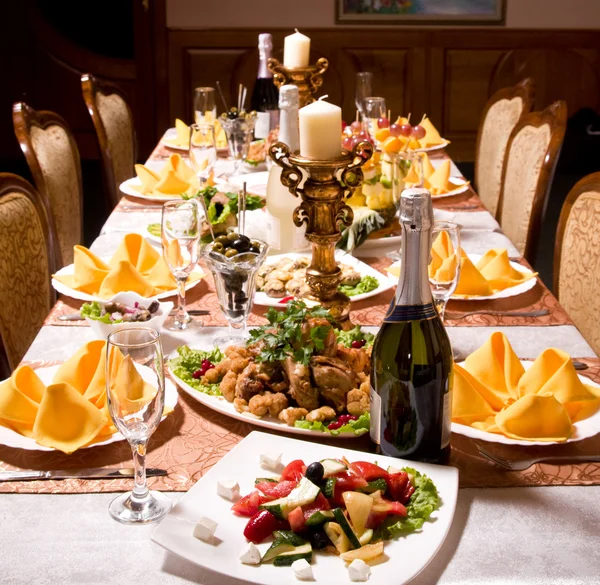 Tisch mit Essen und Trinken — Stockfoto