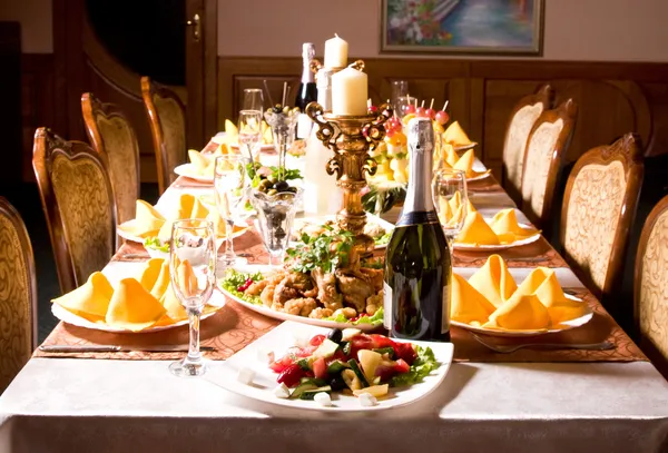 Stół z jedzeniem i piciem — Zdjęcie stockowe