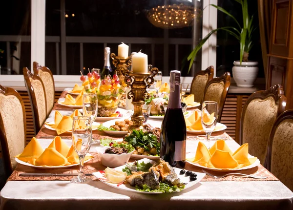 Mesa con comida y bebida —  Fotos de Stock