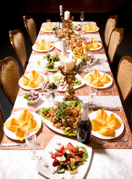 テーブルに食べ物と飲み物 — ストック写真