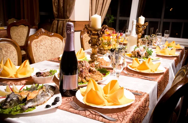 Mesa con comida y bebida —  Fotos de Stock