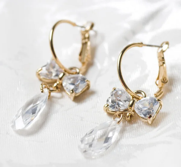 Brincos de jóias no fundo branco — Fotografia de Stock