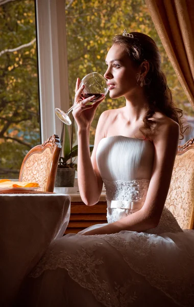 Hermosa novia en vestido con copa de vino — Foto de Stock