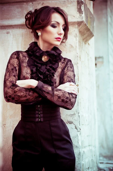 Mooie jonge vrouw in vintage mode kleding — Stockfoto