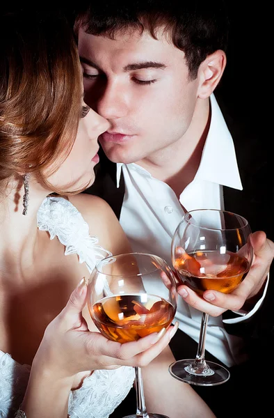 Pareja joven celebrando su boda — Foto de Stock