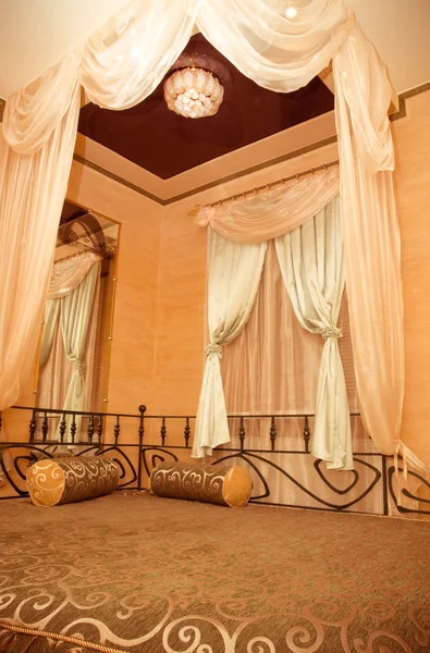 oryantal bir tarza sahip yatak