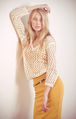 Moda kıyafetleri içinde güzel genç bir kadın.