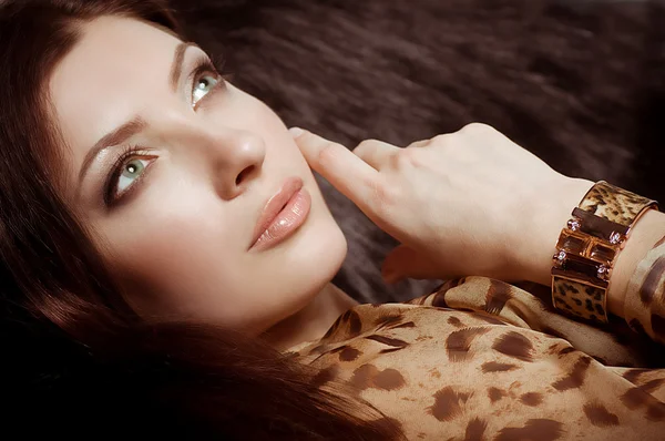 Retrato de una hermosa joven con maquillaje —  Fotos de Stock