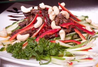 Açık büfede bir sürü soğuk aperatif var.