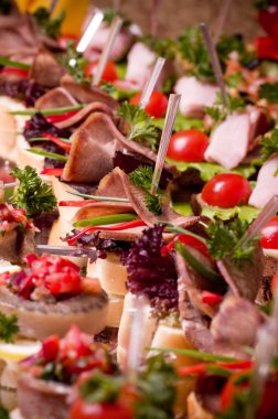 Açık büfede bir sürü soğuk aperatif var.