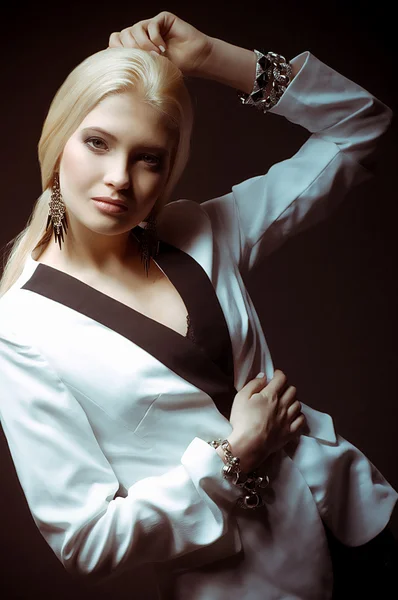 Retrato de una hermosa joven con joyas — Foto de Stock