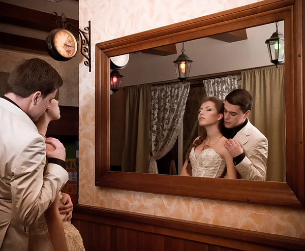 Braut und Bräutigam am Hochzeitstag mit Weinglas — Stockfoto