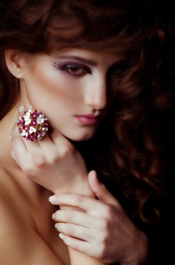 Takı ile güzel bir genç kadın portresi