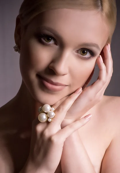 Retrato de bela jovem com jóias — Fotografia de Stock