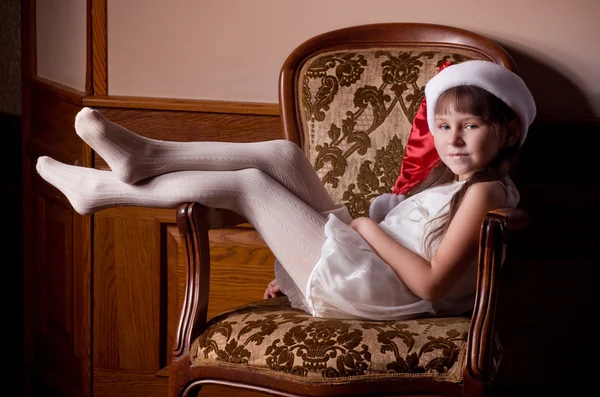 Vacker liten flicka i vit klänning med julgran dekoration — Stockfoto
