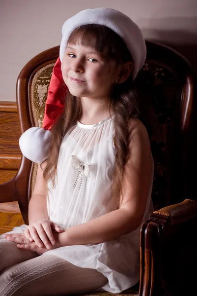 Menina bonita em vestido branco com decoração de árvore de Natal — Fotografia de Stock