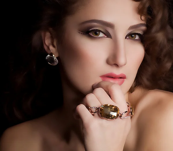 Retrato de una hermosa joven con joyas — Foto de Stock