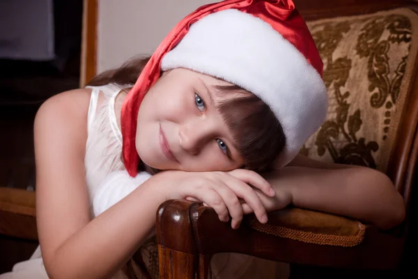 Mooi meisje in witte jurk met kerstboom decoratie — Stockfoto