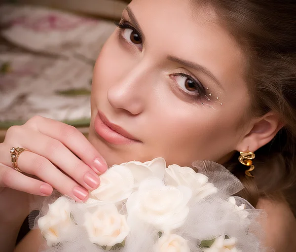 Retrato de una hermosa joven con joyas —  Fotos de Stock