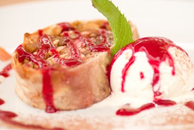 lezzetli meyve pasta ve dondurma