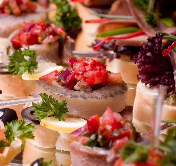 Sandwiches con tomates y arenque noruego — Foto de Stock