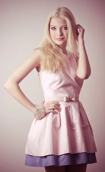 Gyönyörű fiatal nő a divat ruhák — Stock Fotó