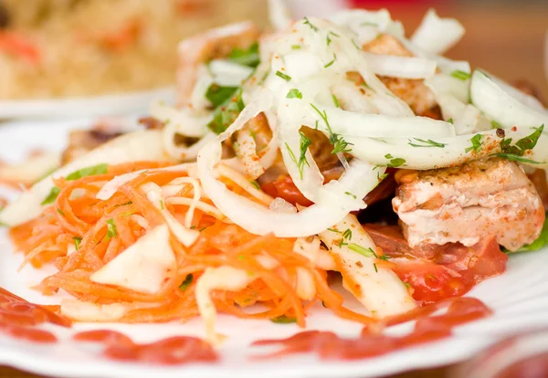 Chutný podlitina kebab na špejle s zelení — Stock fotografie