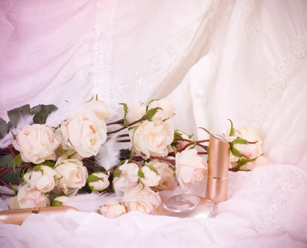 As belas garrafas de perfume nupcial e rosas brancas — Fotografia de Stock