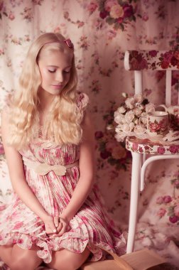 çay töreni ve çiçekler ile genç kız