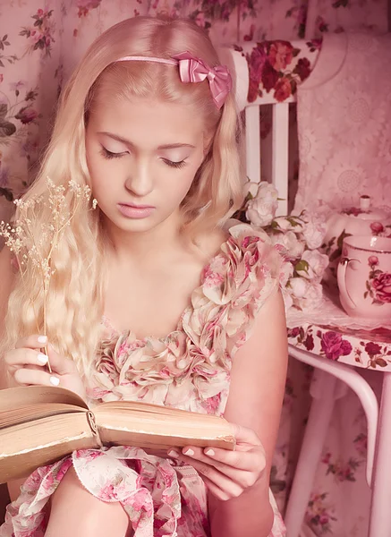 Jovem no livro de leitura vestido rosa — Fotografia de Stock